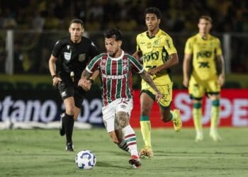 Jogador do Vasco em ação no campo.