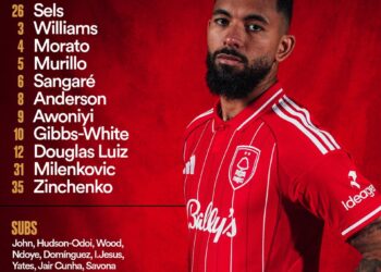 ]+"Jogador do clube de futebol vestido com uniforme vermelho.".