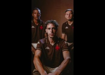 Jovens torcedores do Vasco com camisetas do time.