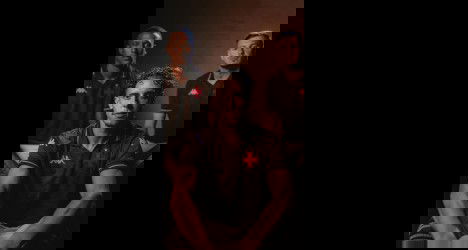 Jovens torcedores do Vasco com camisetas do time.