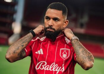 Jogador do Vasco ajustando a camisa em campo.