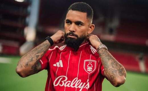 Jogador do Vasco ajustando a camisa em campo.