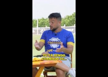 Jogador do Vasco em treinamento com camisa azul.