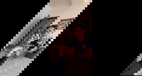 Homem sorridente acenando com a mão.