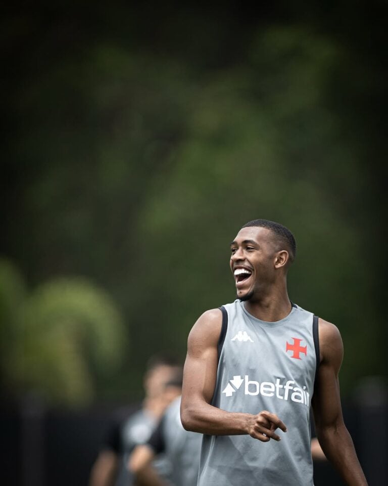 Vasca masculino sorrindo durante treino ao ar livre.