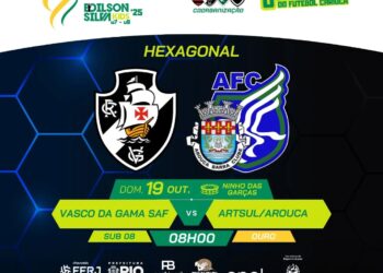 Campeões de futebol em uniformes com escudos preto, branco e vermelho.