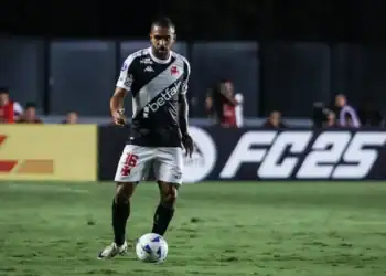 Jogador do Vasco controlando a bola no campo.