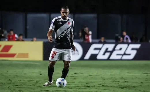 Jogador do Vasco controlando a bola no campo.