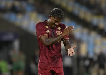 Jogador do Vasco comemorando gol em campo masculino.