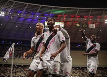 Vasco da Gama comemorando gol em campo.