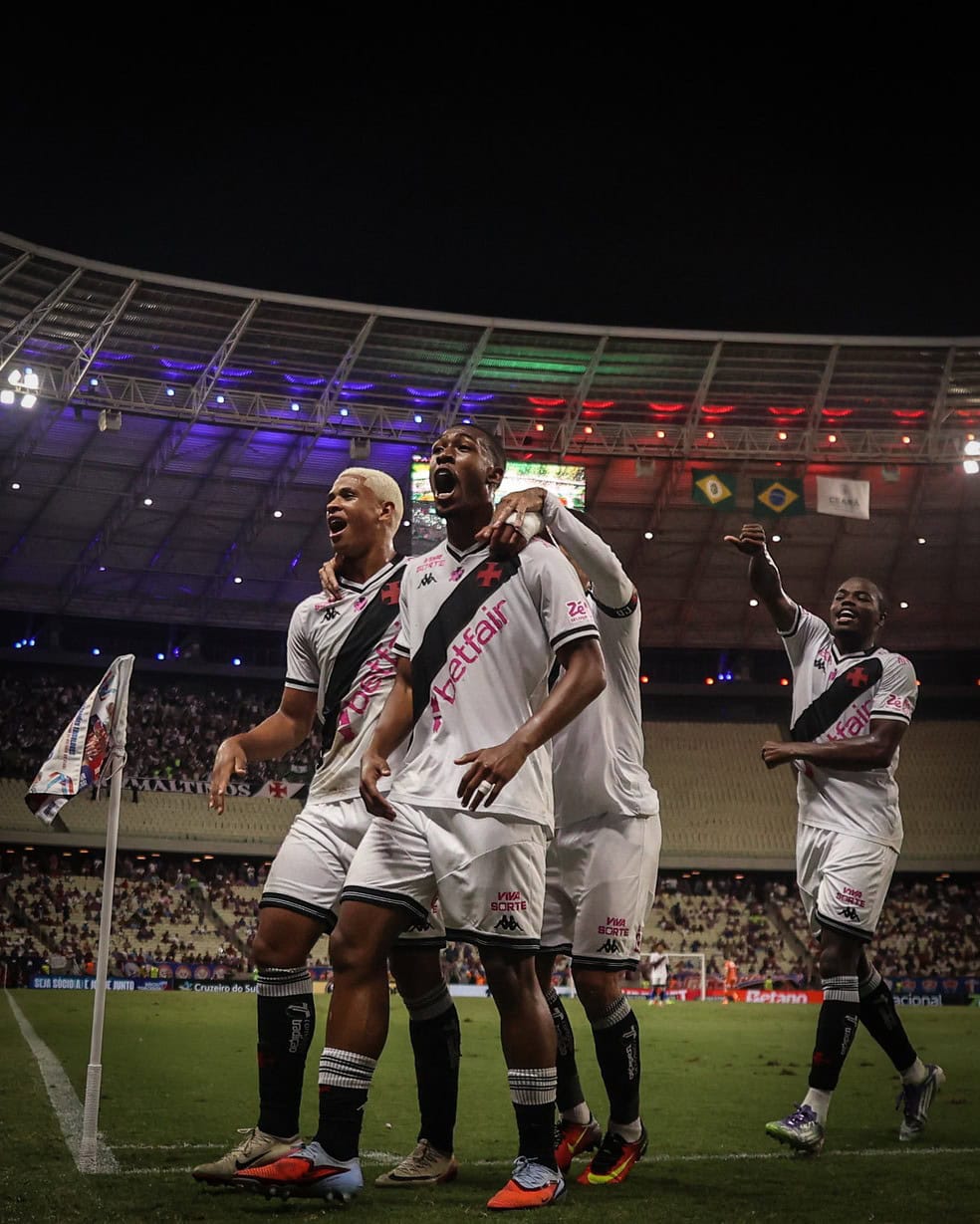 Vasco da Gama comemorando gol em campo.