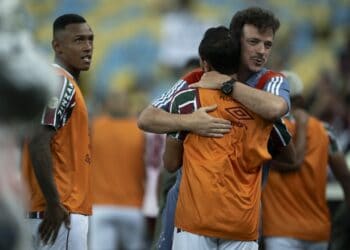 Jogador do Vasco abraça treinador em comemoração.