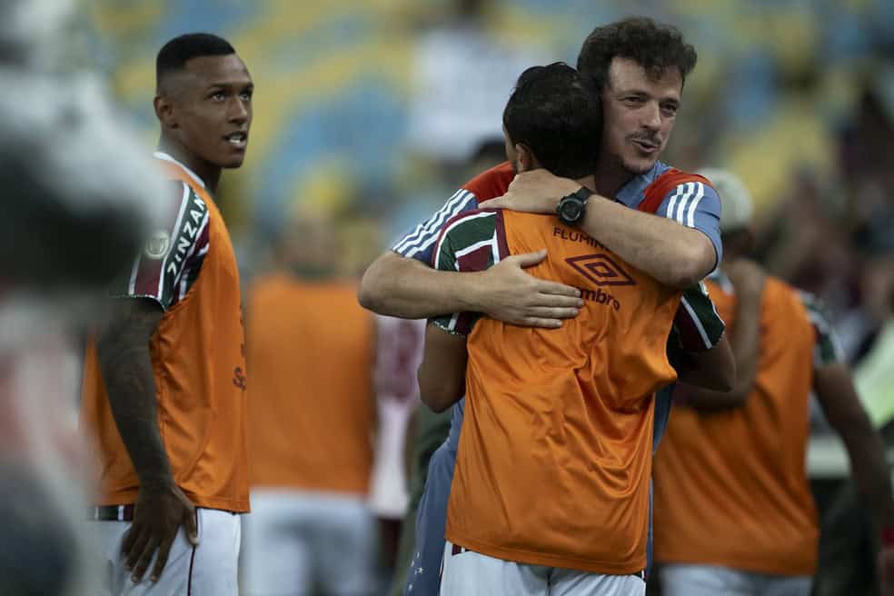 Jogador do Vasco abraça treinador em comemoração.