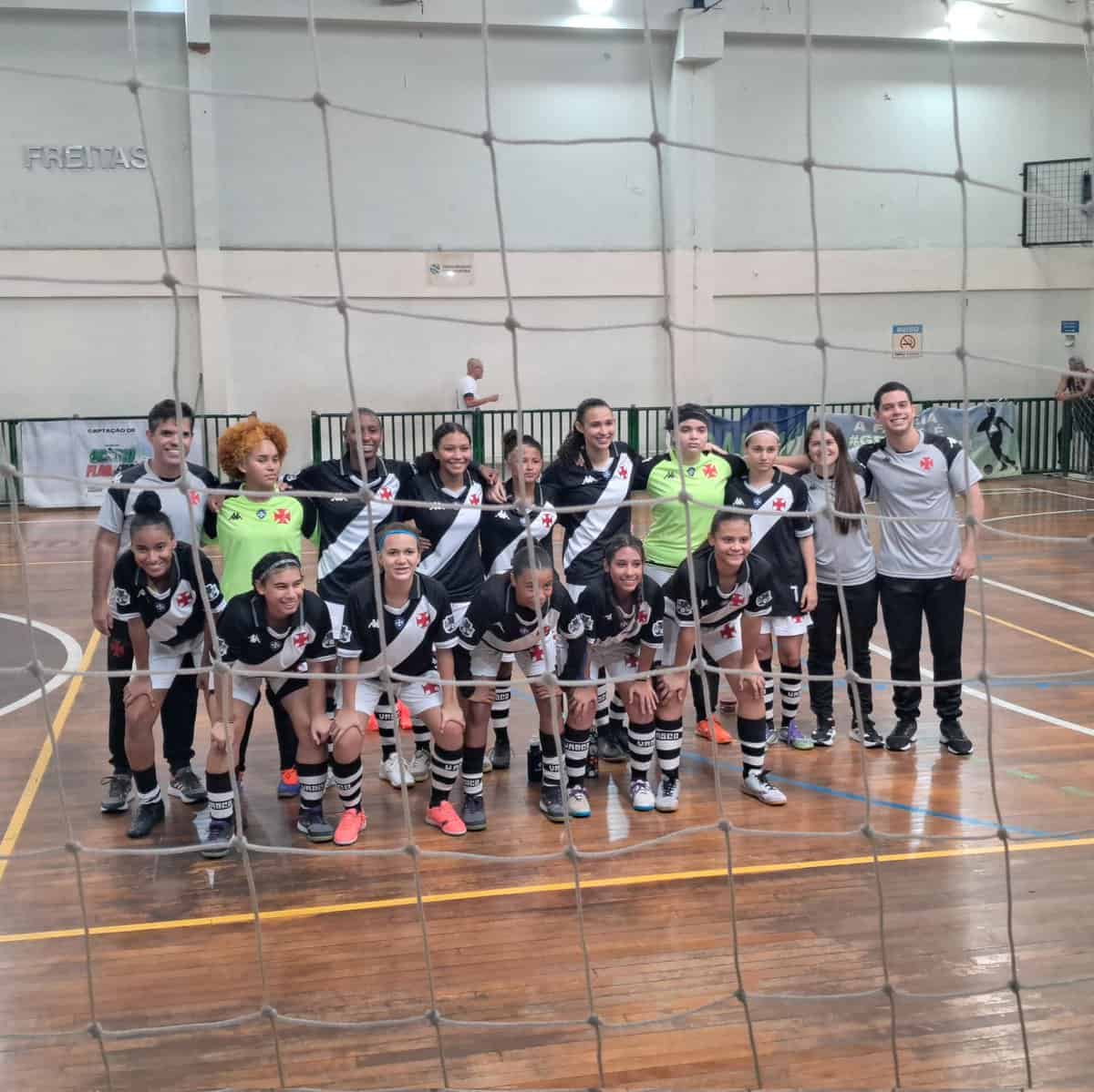 20251019-150616-1-1-1-1 Vasco feminino de futsal posando no ginásio.