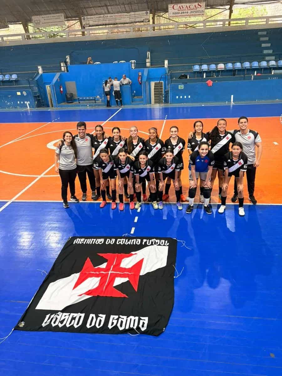 20251019-150617-1-2 Meninas da equipe de futsal do Vasco, uniformizadas, posando na quadra.