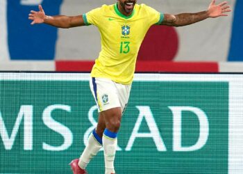 Vasco levando gol, jogador comemorando vitória.