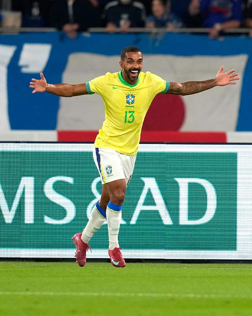 Vasco levando gol, jogador comemorando vitória.