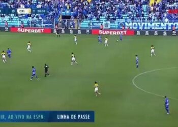 Jogadores em campo durante partida de futebol.