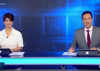 Relógio digital em estúdio de jornalismo.