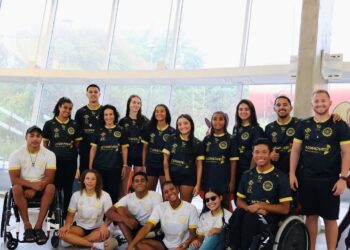 Atletas do Vasco com uniforme no aeroporto.