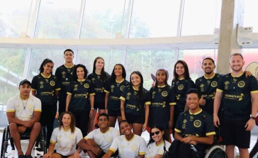 Atletas do Vasco com uniforme no aeroporto.