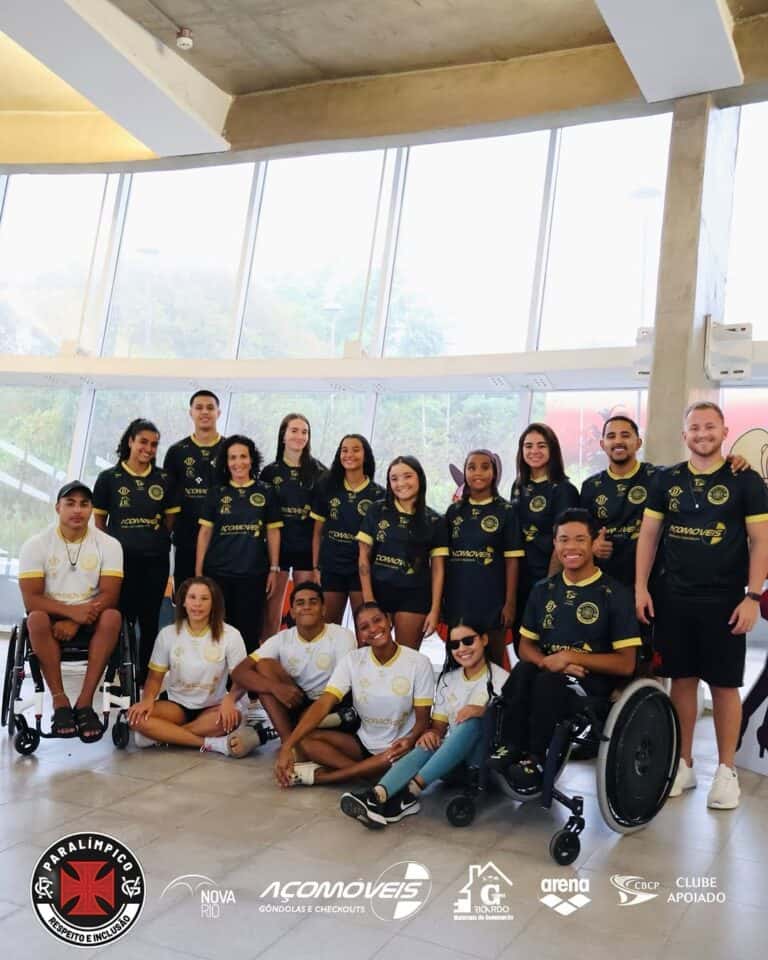 Atletas do Vasco com uniforme no aeroporto.