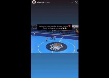 Jogadores de futebol no campo azul do Vasco.