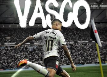 Vasco da Gama jogador chutando bola em campo.