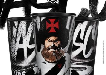 Vaso decorado com o escudo do Vasco e personagem guerreiro.
