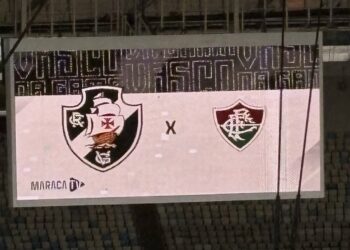 Vasco e Fluminense em duelo no estádio Maracanã.