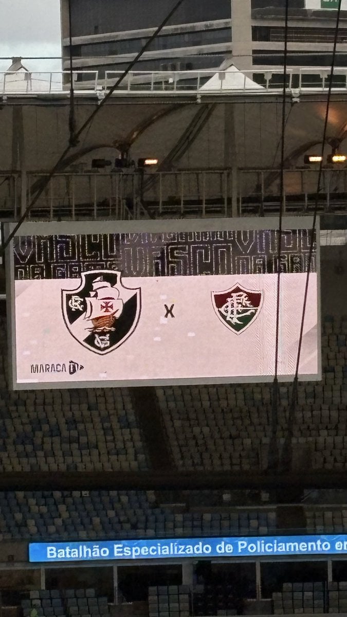 Vasco e Fluminense em duelo no estádio Maracanã.