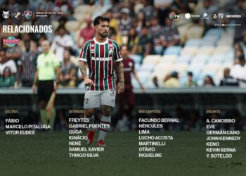 Jogador do Vasco em campo durante jogo.