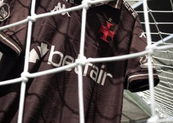 Camisa de futebol do Vasco da Gama no estádio, vista através da rede de proteção.