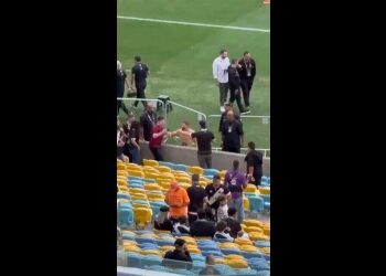 Pedrinho recebe fãs do Vasco no Maracanã; confira