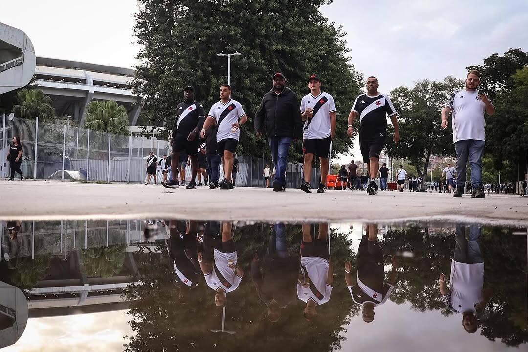 Vasco da Gama caminhando ao ar livre.