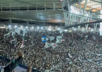 Torcida do Vasco comemorando dentro do estádio.
