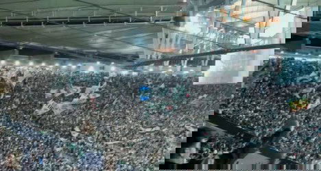 Torcida do Vasco comemorando dentro do estádio.