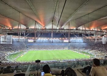Estádio do Vasco com torcida e campo iluminado.