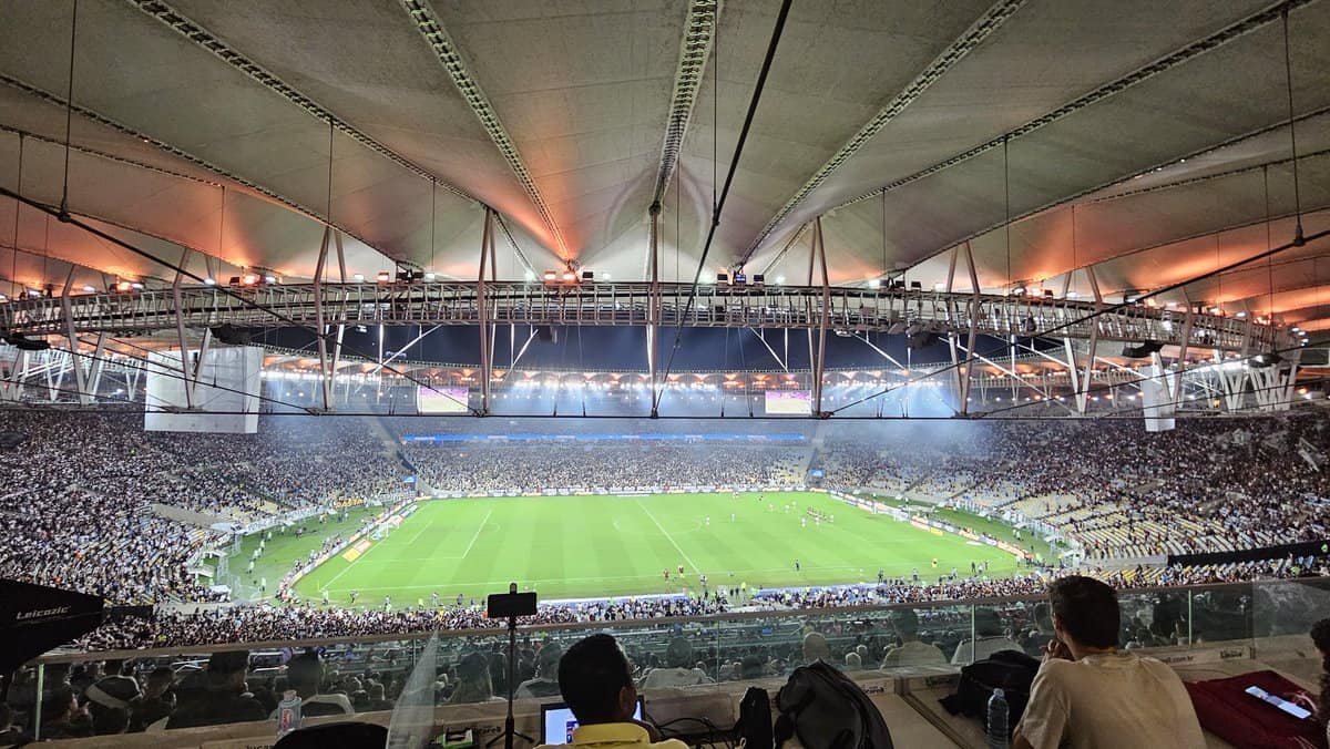 Estádio do Vasco com torcida e campo iluminado.