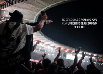 Arquivo de torcida no estádio Vasco da Gama, apoiando o time.