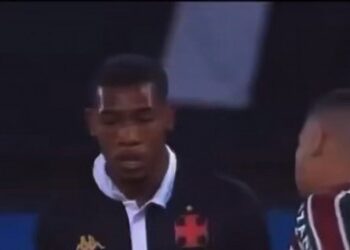 Jogador do Vasco em momento de partida.