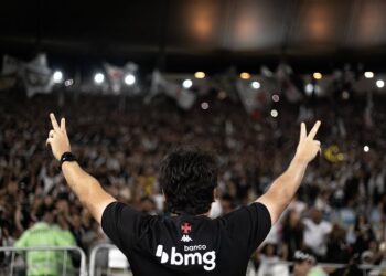 Celebridade do Vasco comemorando vitória em estádio lotado.