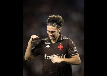 Jogador do Vasco comemorando na partida.