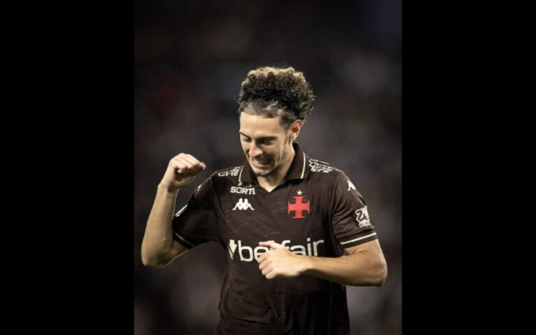 Jogador do Vasco comemorando na partida.