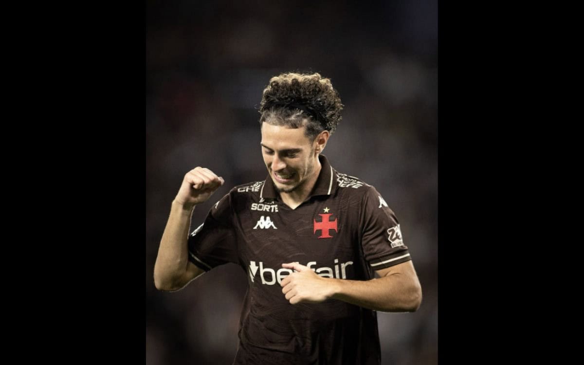Jogador do Vasco comemorando na partida.