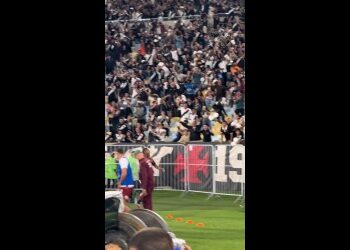 Jogadores treinando no campo de futebol.
