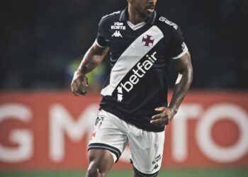 Vasco jogando em campo, jogador em movimento.