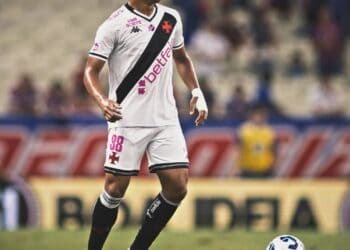 Vasco jogando com bola em campo.
