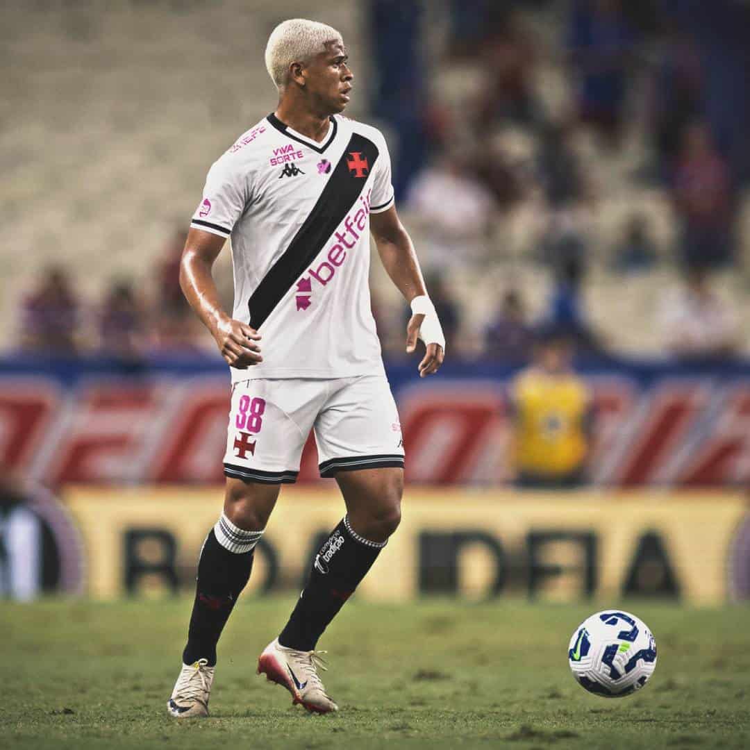 Vasco jogando com bola em campo.
