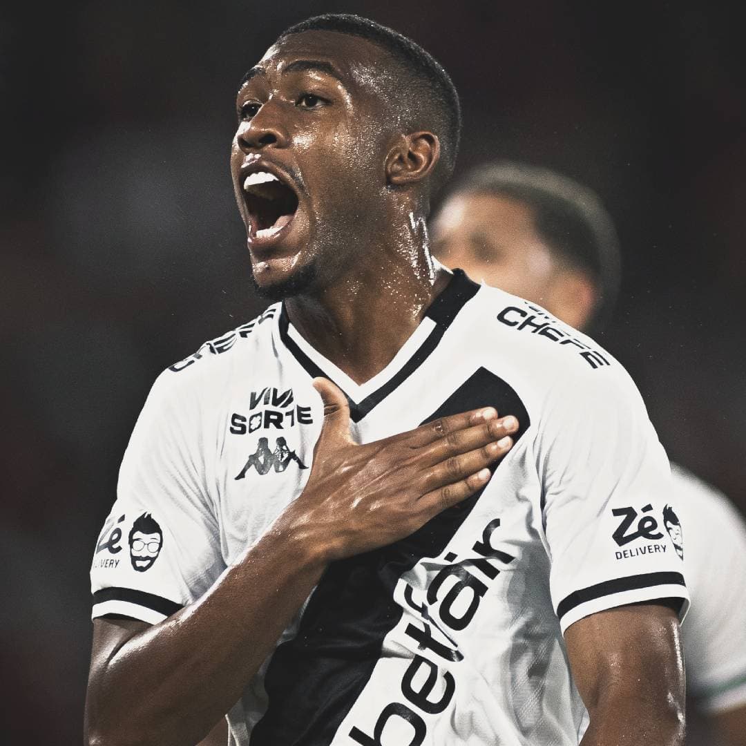 Brasileirão Vasco jogador levantando a mão no peito.